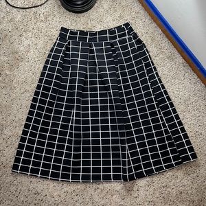 Silhouettes NYC Black & White Windowpane Skirt w/ Pockets- Small